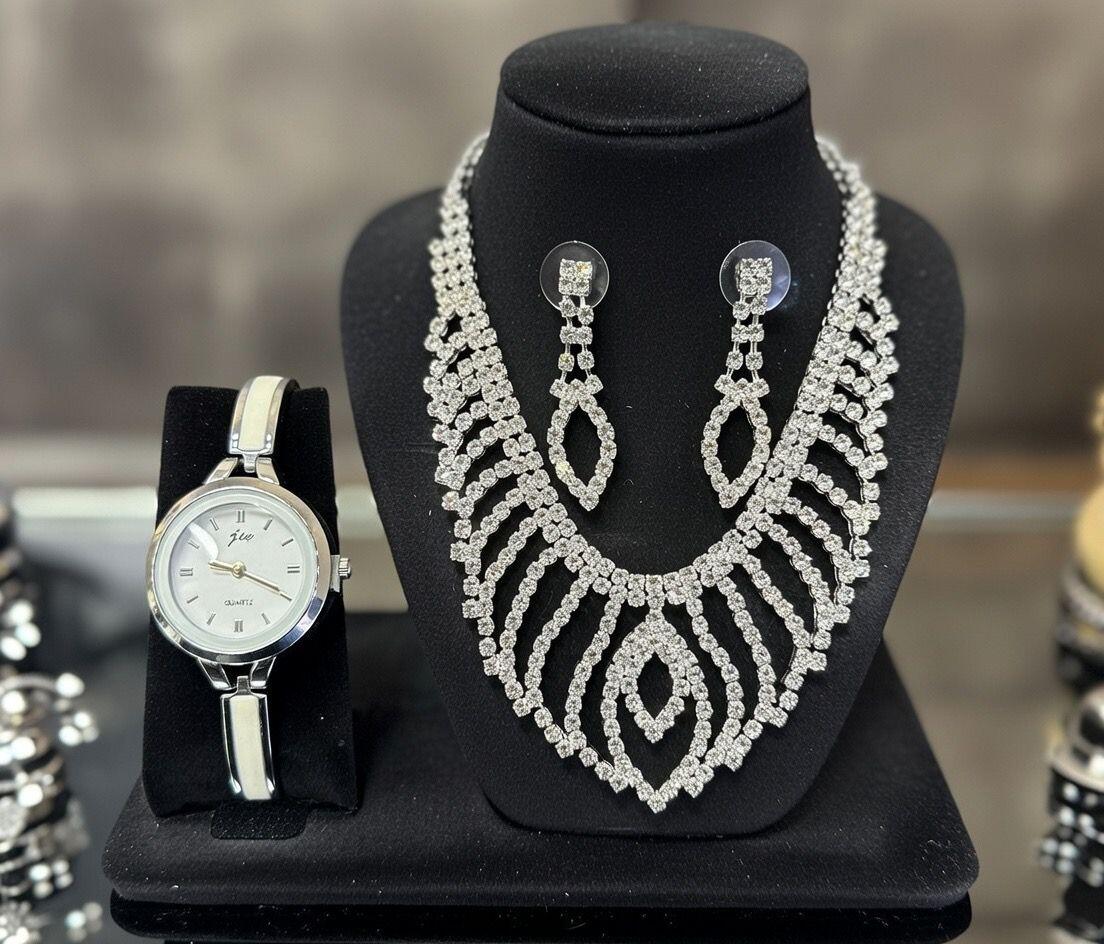 Conjunto de joyas plateado aleatorio con joyero.