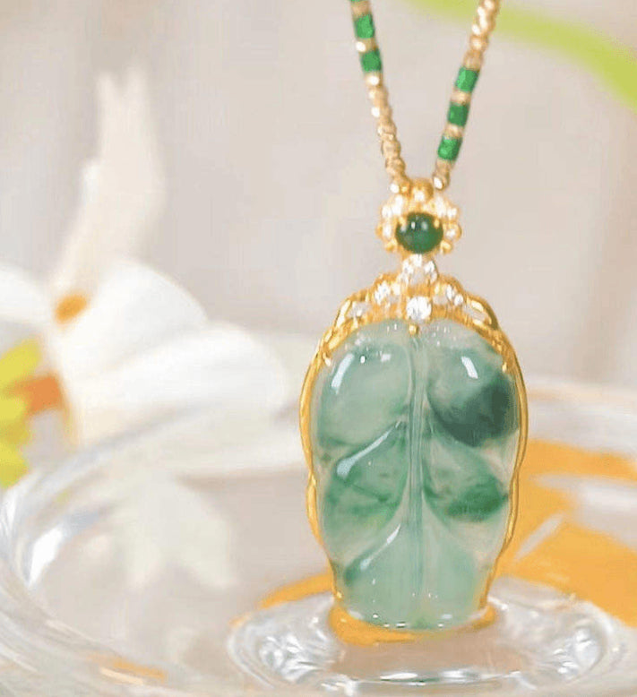 Collar de Jade Verde con Colgante en Forma de Hoja