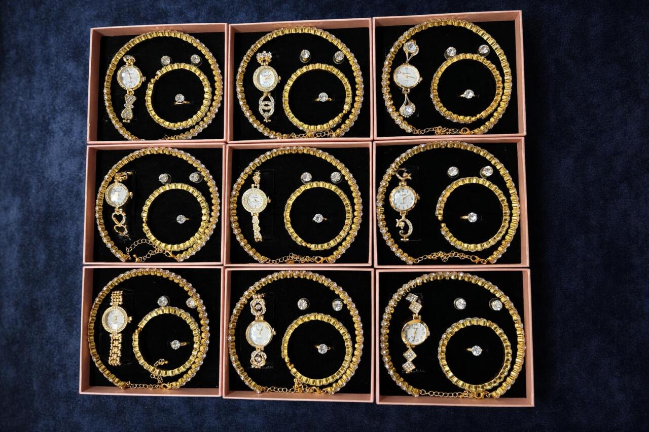 Conjunto de joyas dorado aleatorio.