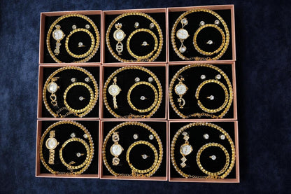 Conjunto de joyas dorado aleatorio.