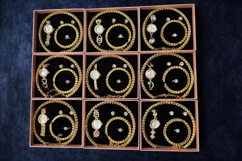 Conjunto de joyas dorado aleatorio.