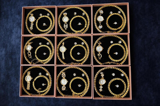 Conjunto de joyas dorado aleatorio.