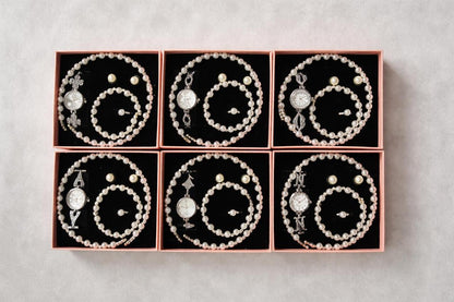 Conjunto de joyas plateado con perlas aleatorio.