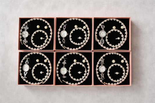 Conjunto de joyas plateado con perlas aleatorio.