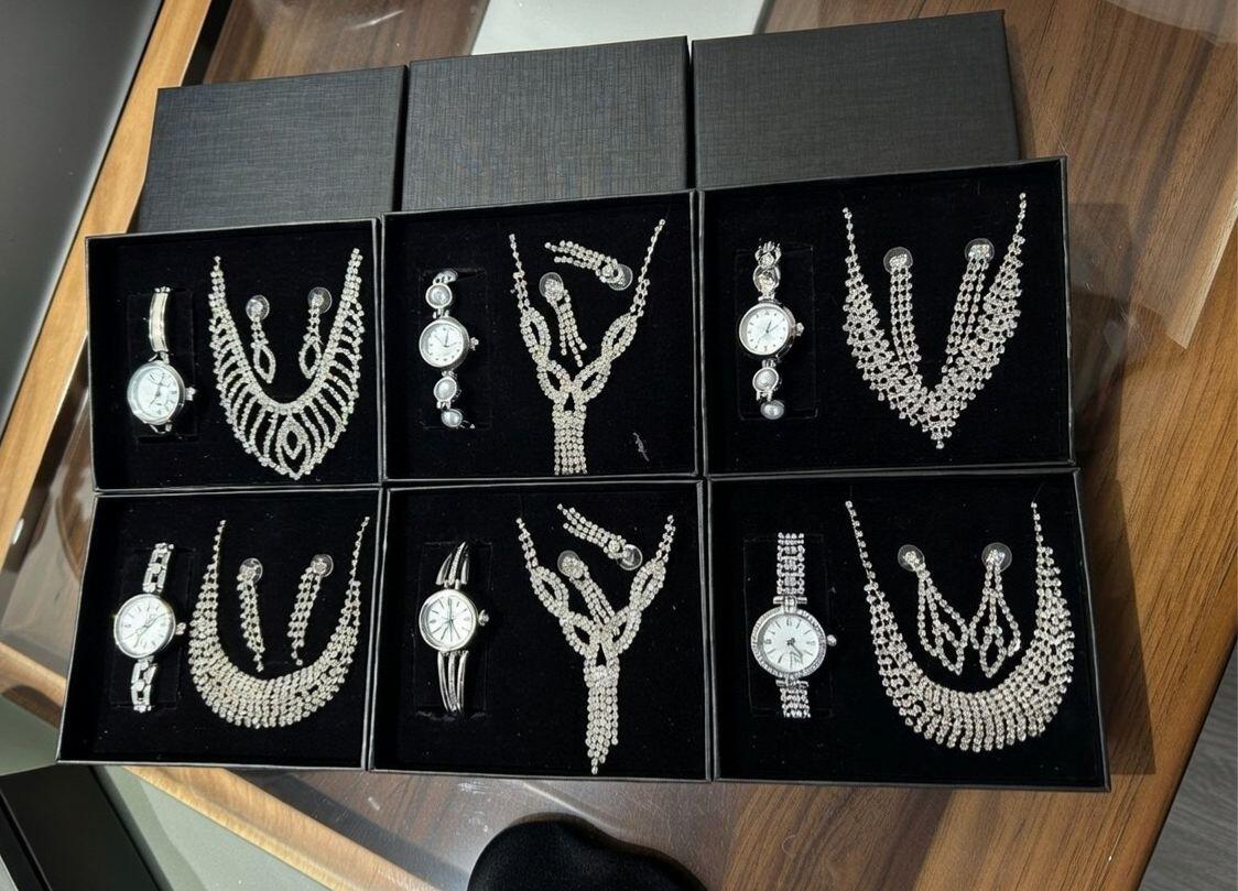 Conjunto de joyas plateado aleatorio con joyero.