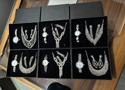 Conjunto de joyas plateado aleatorio con joyero.