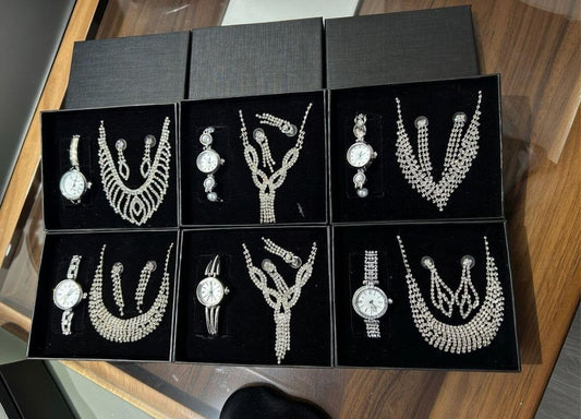 Conjunto de joyas plateado aleatorio con joyero.