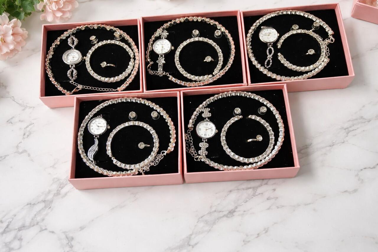 Conjunto de joyas plateado aleatorio.