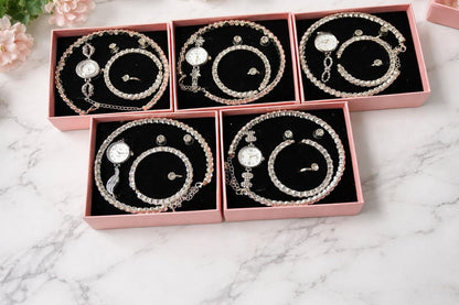 Conjunto de joyas plateado aleatorio.