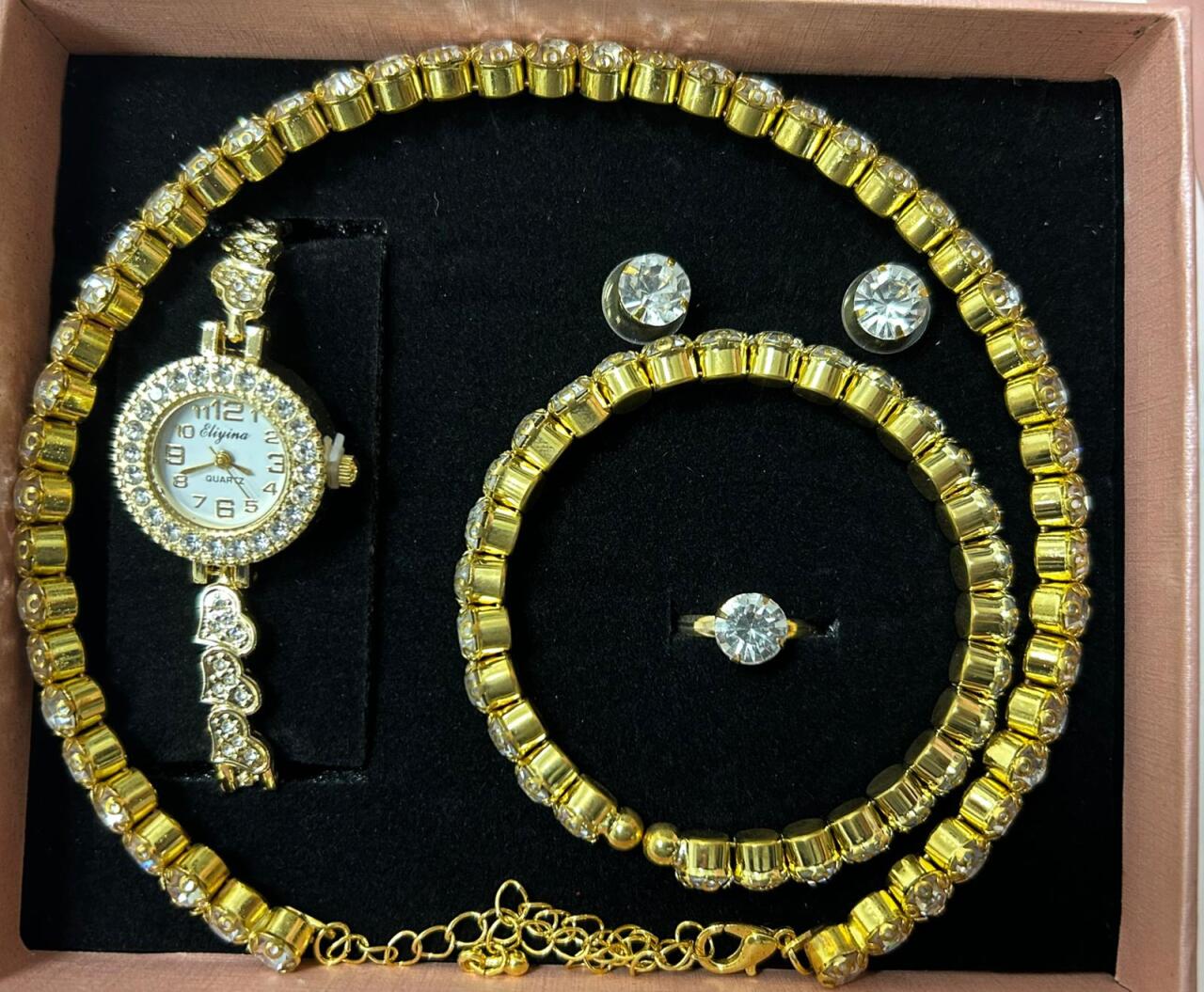 Conjunto de joyas dorado aleatorio.