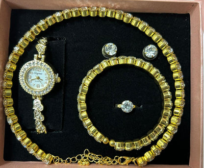 Conjunto de joyas dorado aleatorio.