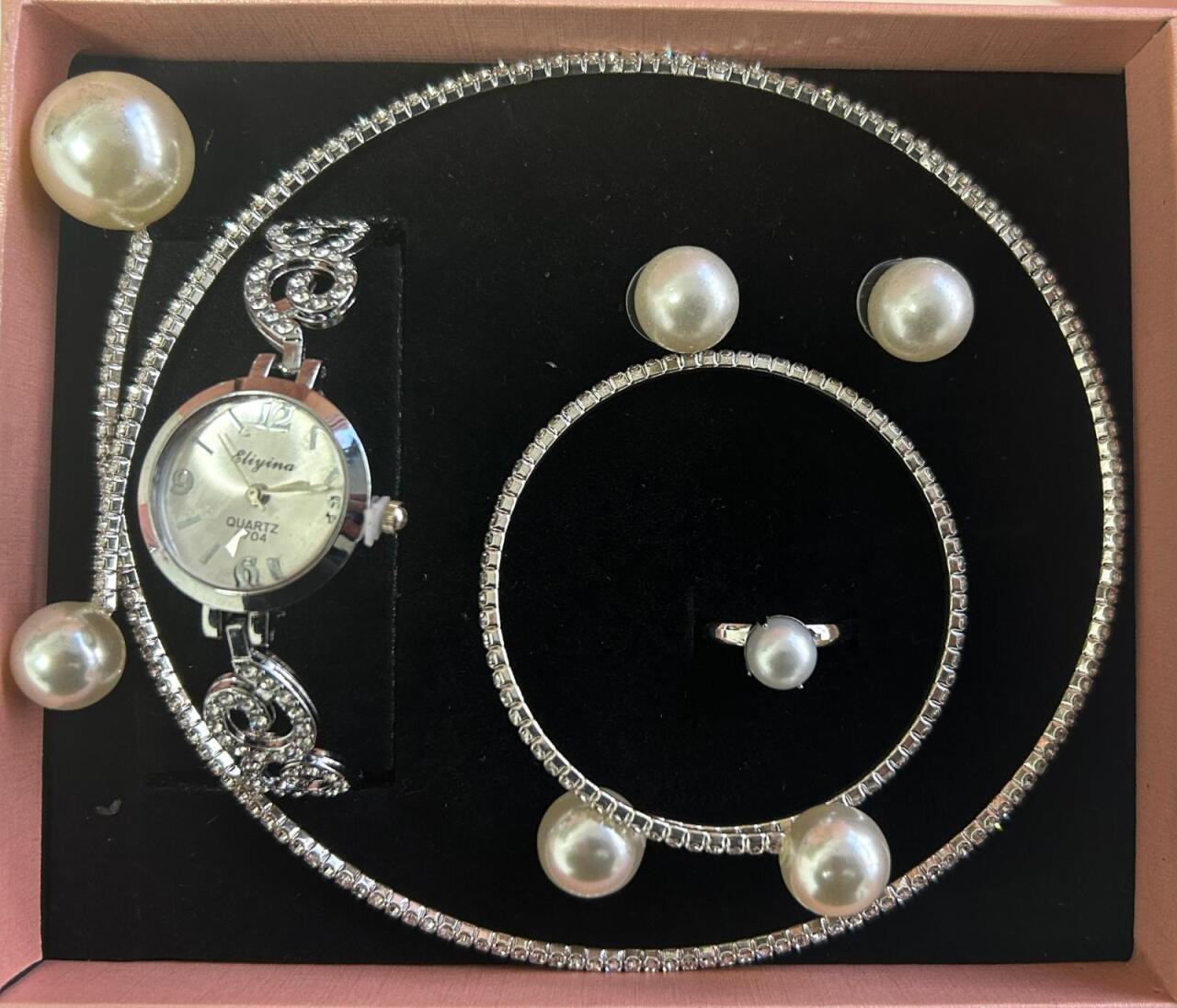 Conjunto de joyas plateado con perlas aleatorio.