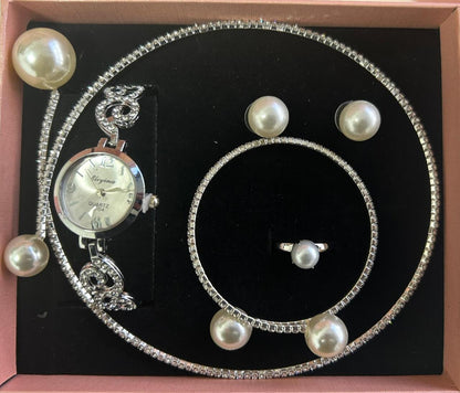 Conjunto de joyas plateado con perlas aleatorio.