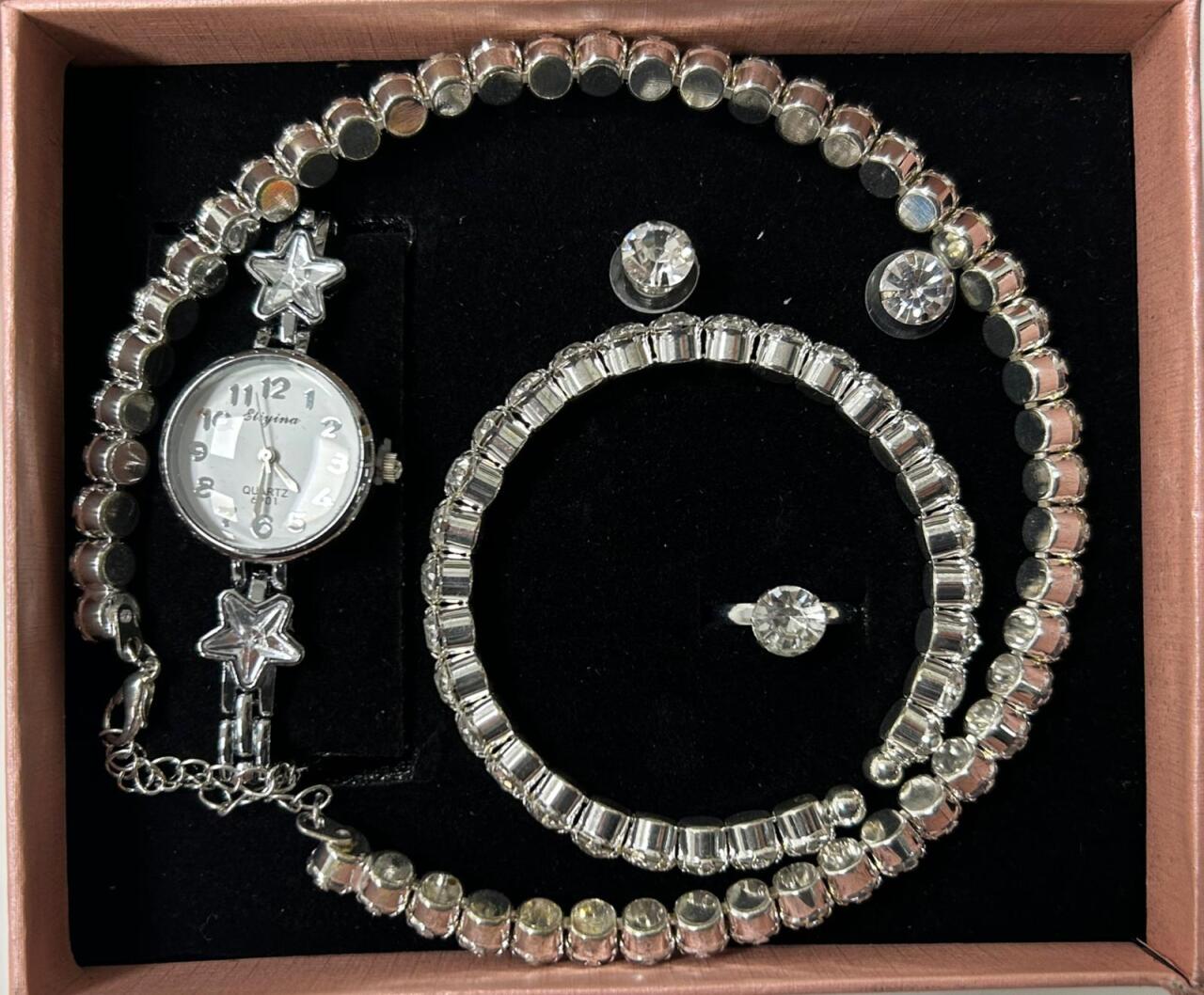 Conjunto de joyas plateado aleatorio.