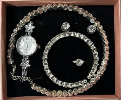Conjunto de joyas plateado aleatorio.