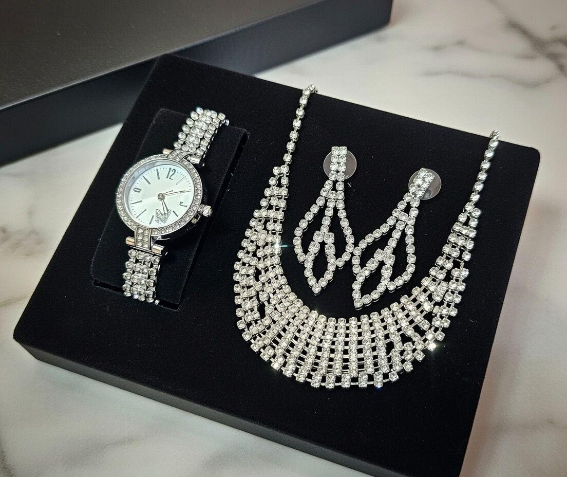 Conjunto de joyas plateado aleatorio con joyero.