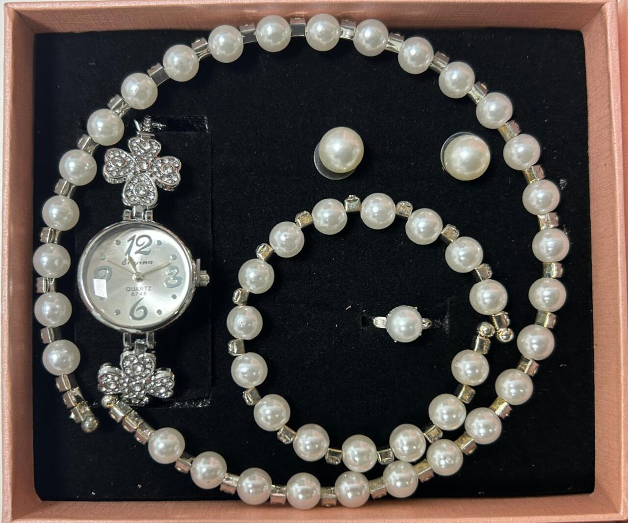 Conjunto de joyas plateado con perlas aleatorio.