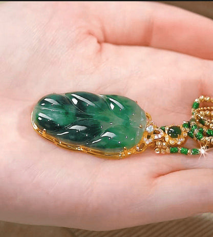 Collar de Jade Verde con Colgante en Forma de Hoja