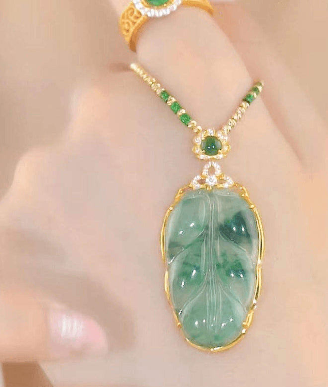 Collar de Jade Verde con Colgante en Forma de Hoja