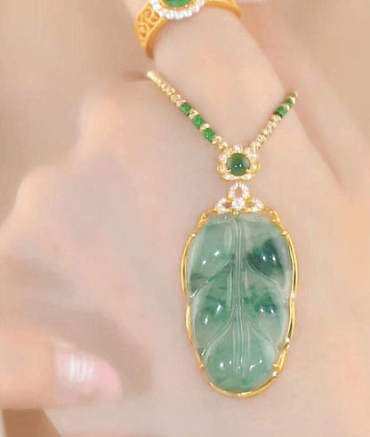 Collar de Jade Verde con Colgante en Forma de Hoja