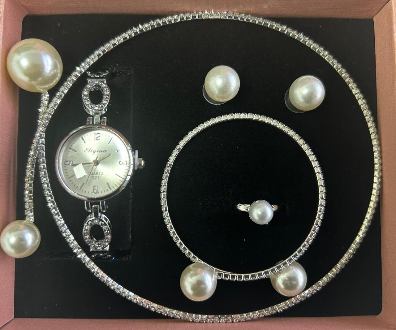 Conjunto de joyas plateado con perlas aleatorio.