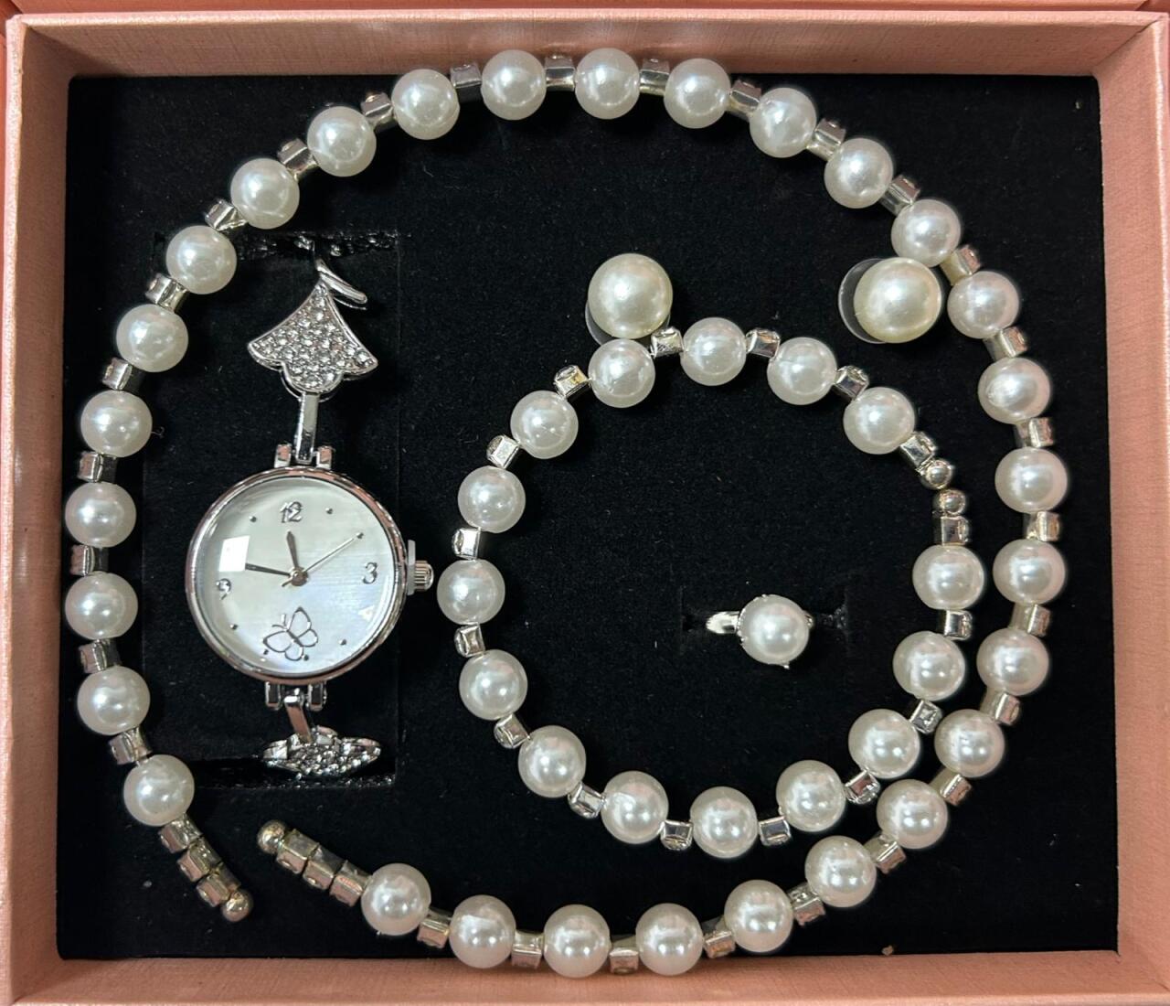 Conjunto de joyas plateado con perlas aleatorio.