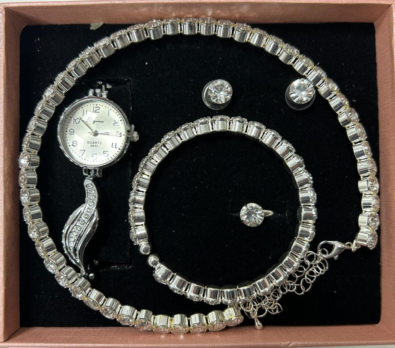 Conjunto de joyas plateado aleatorio.