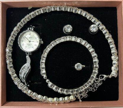 Conjunto de joyas plateado aleatorio.