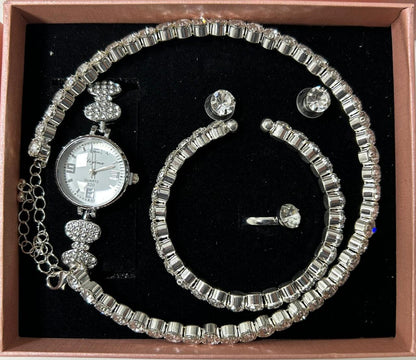 Conjunto de joyas plateado aleatorio.