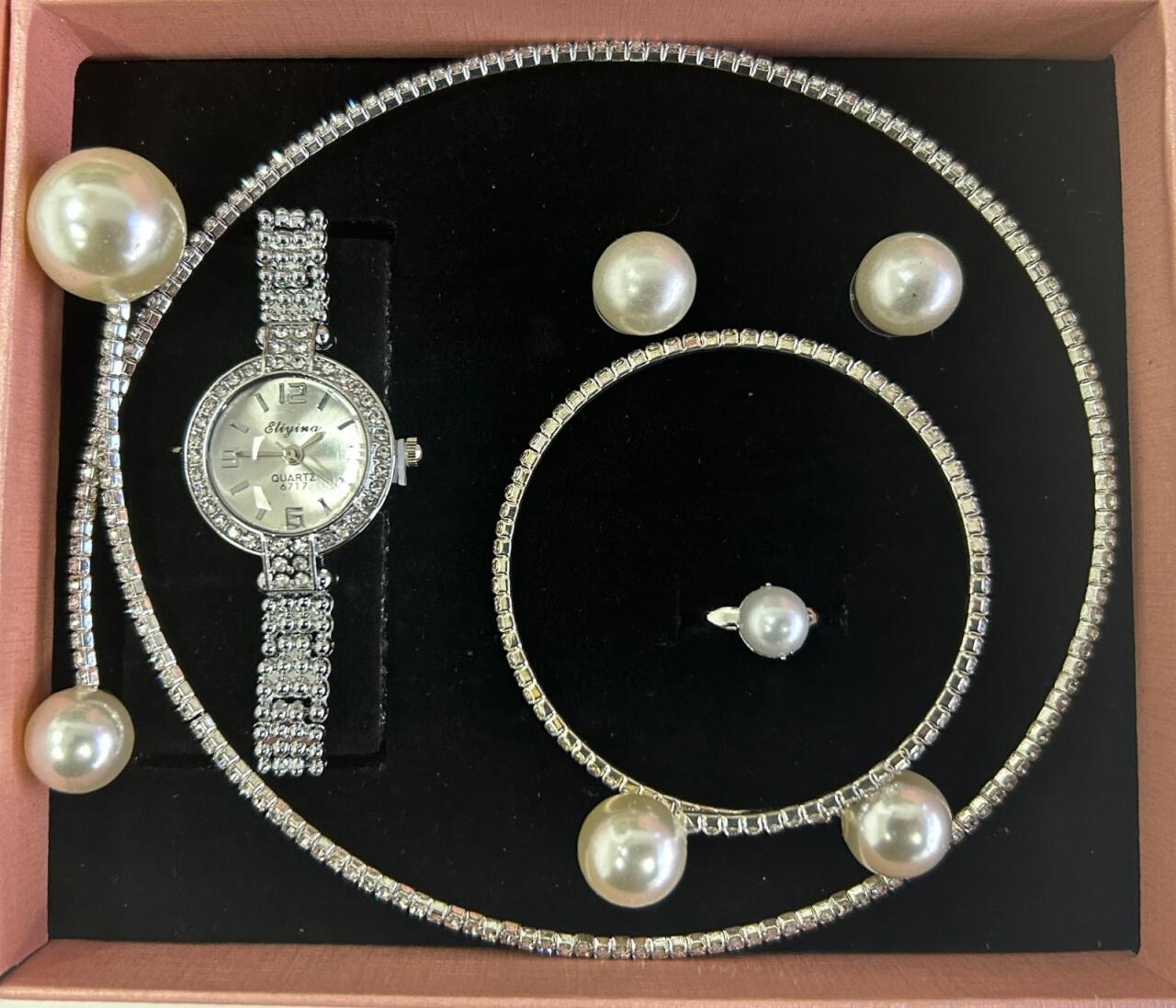 Conjunto de joyas plateado con perlas aleatorio.