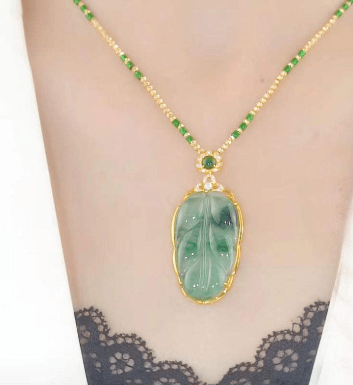 Collar de Jade Verde con Colgante en Forma de Hoja