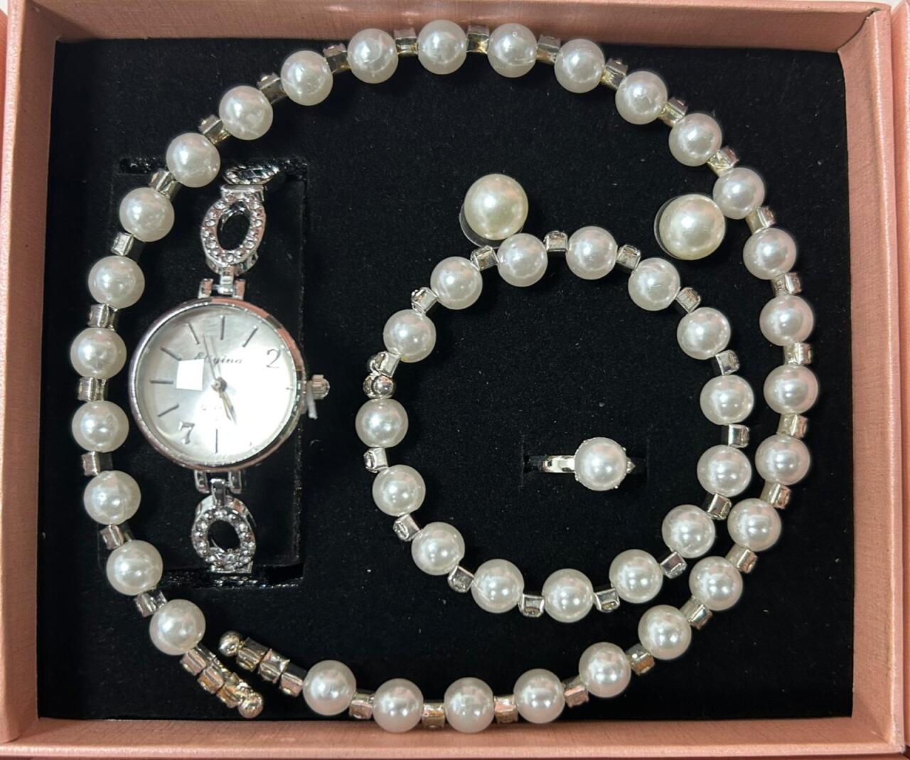 Conjunto de joyas plateado con perlas aleatorio.