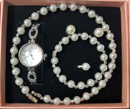 Conjunto de joyas plateado con perlas aleatorio.