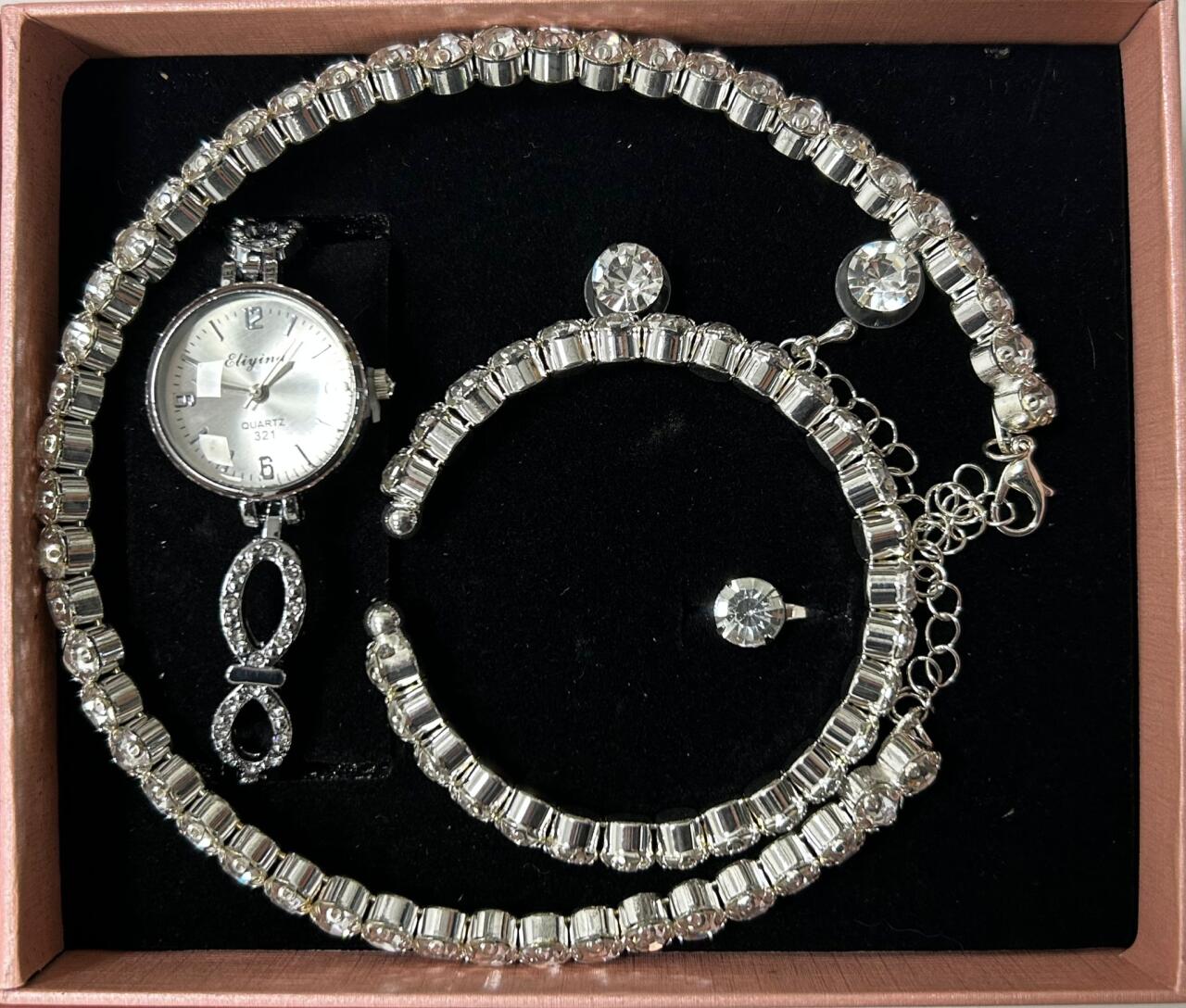 Conjunto de joyas plateado aleatorio.