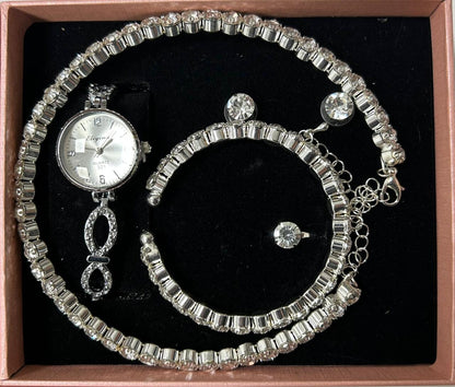 Conjunto de joyas plateado aleatorio.