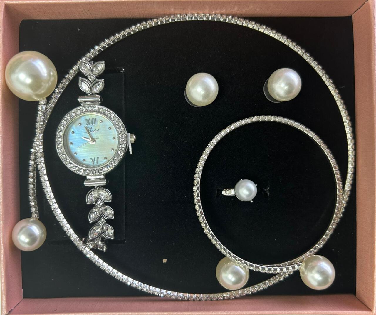 Conjunto de joyas plateado con perlas aleatorio.